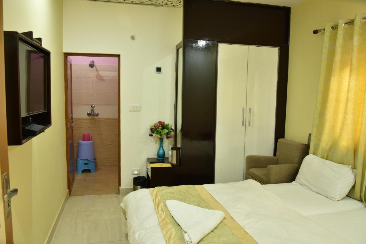 Hotel Sarweshwary Варанаси Экстерьер фото