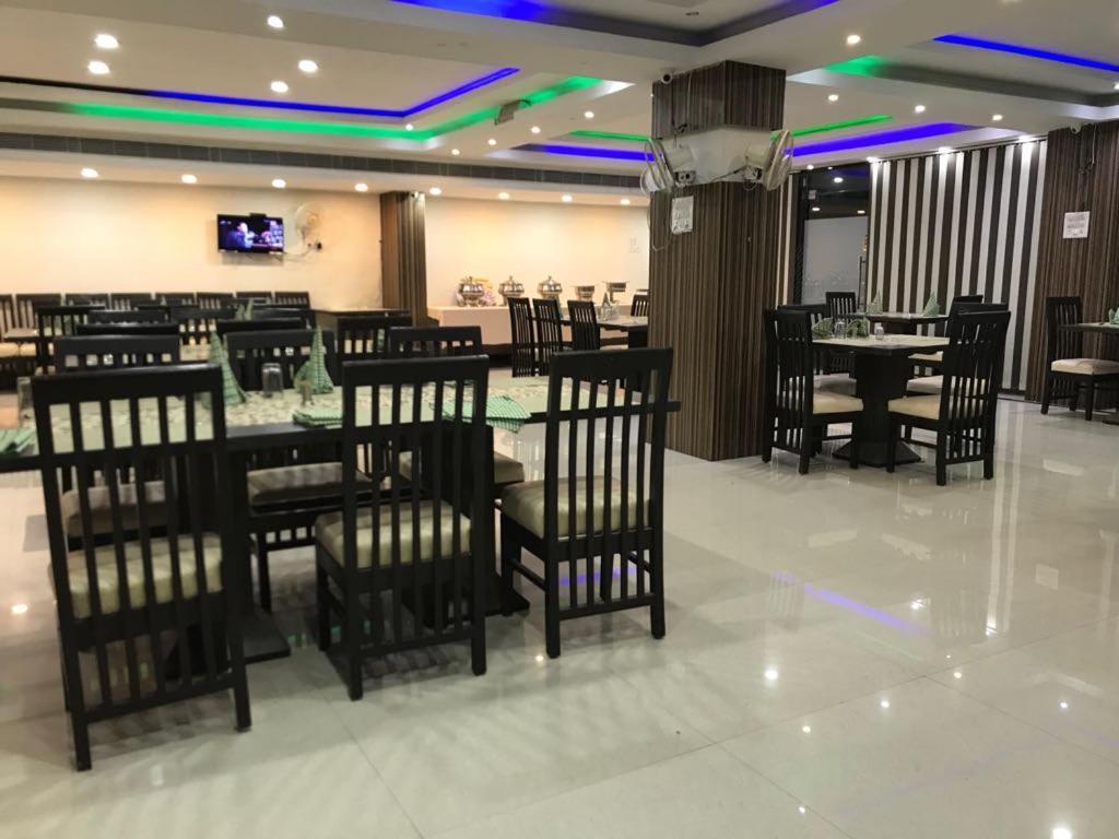 Hotel Sarweshwary Варанаси Экстерьер фото