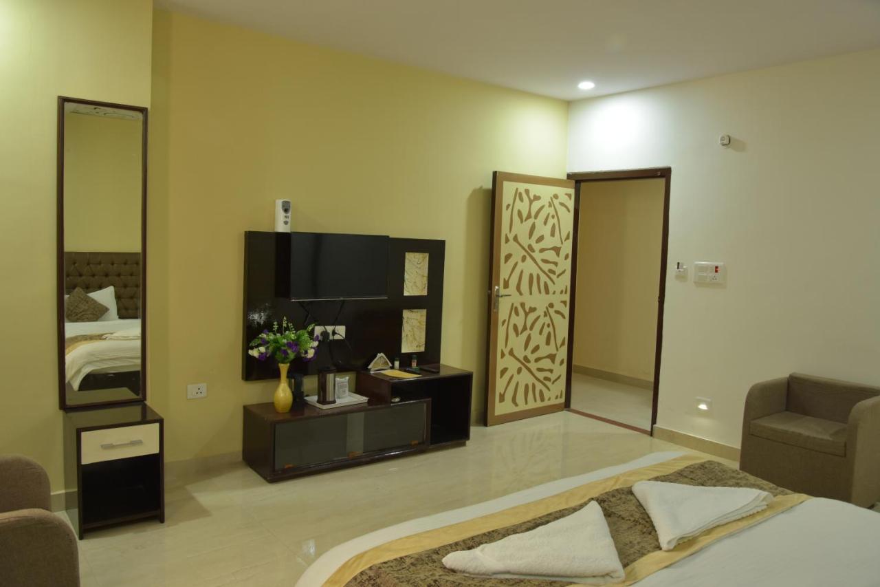 Hotel Sarweshwary Варанаси Экстерьер фото