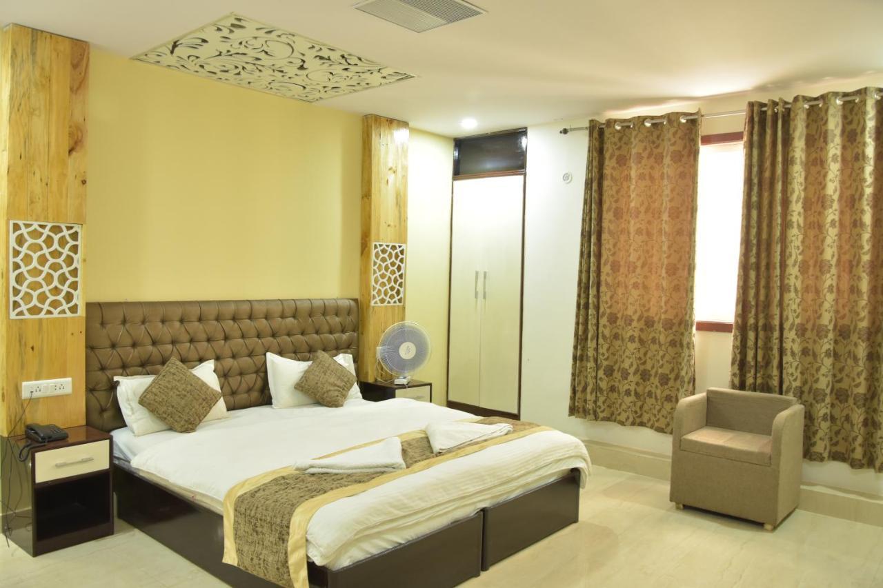 Hotel Sarweshwary Варанаси Экстерьер фото