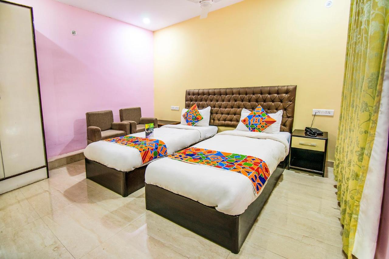 Hotel Sarweshwary Варанаси Экстерьер фото